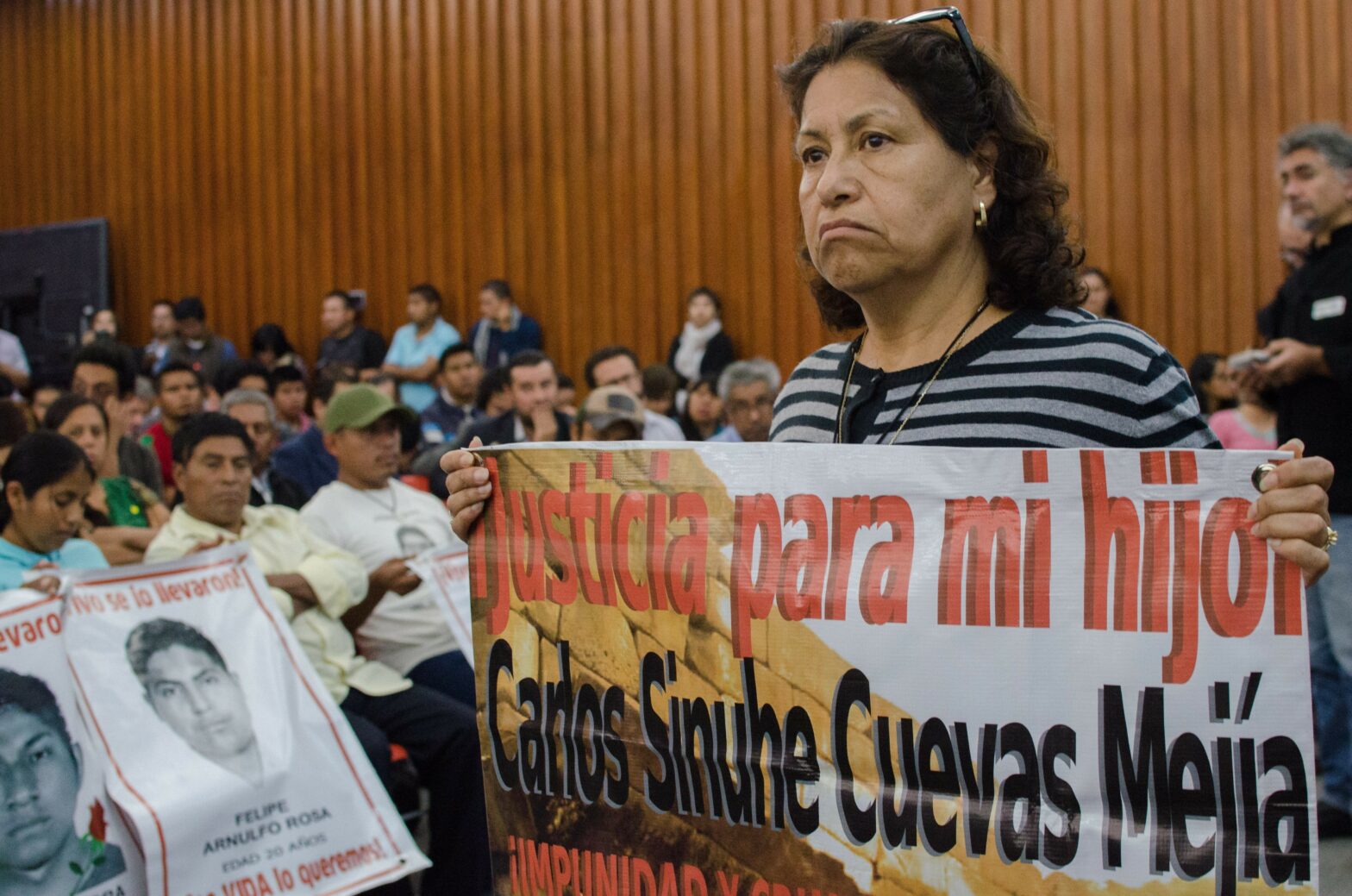 madre de Carlos Sinhué alzó una pancarta para pedir justicia por la muerte de su hijo