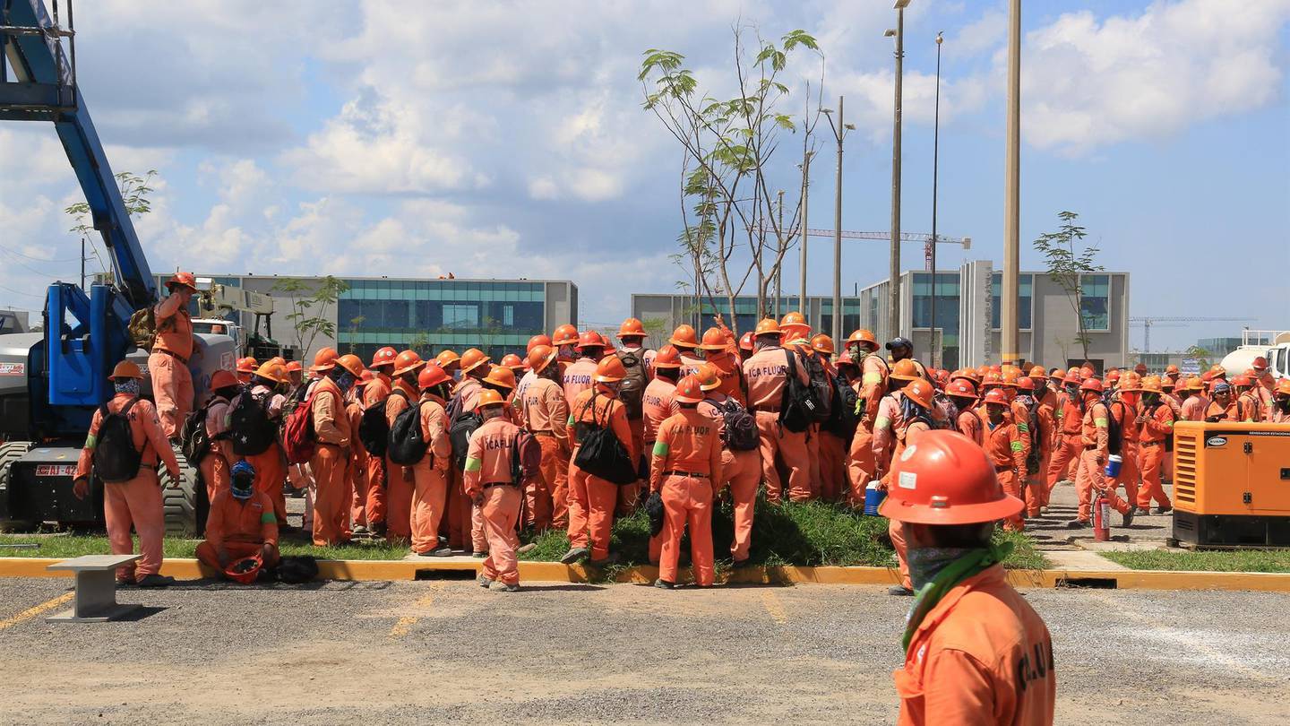 Protesta de trabajadores de ICA Fluor en la refinería de Dos Bocas, Tabasco