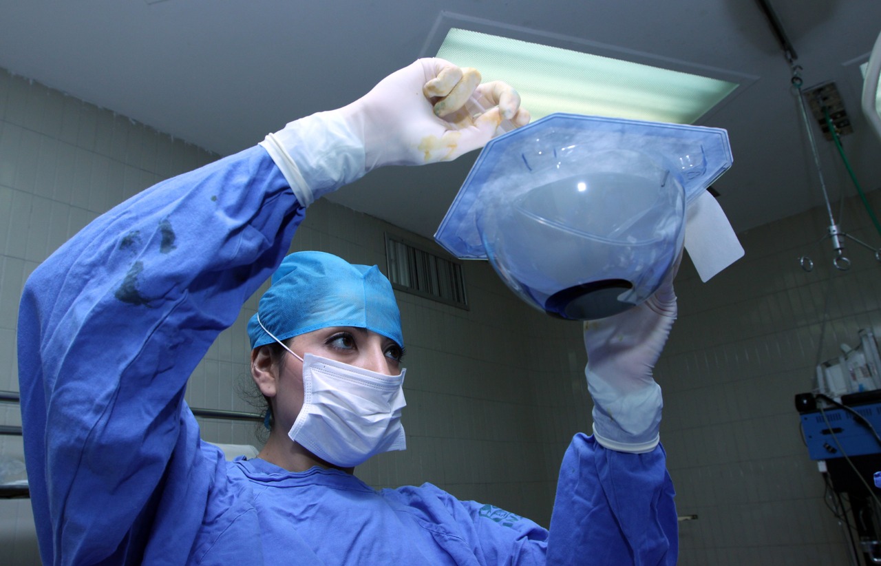 Médico realiza una reconstrucción mamaria