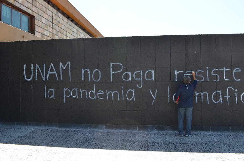 Profesor pinta la rectoría de la UNAM como protesta por falta de pagos