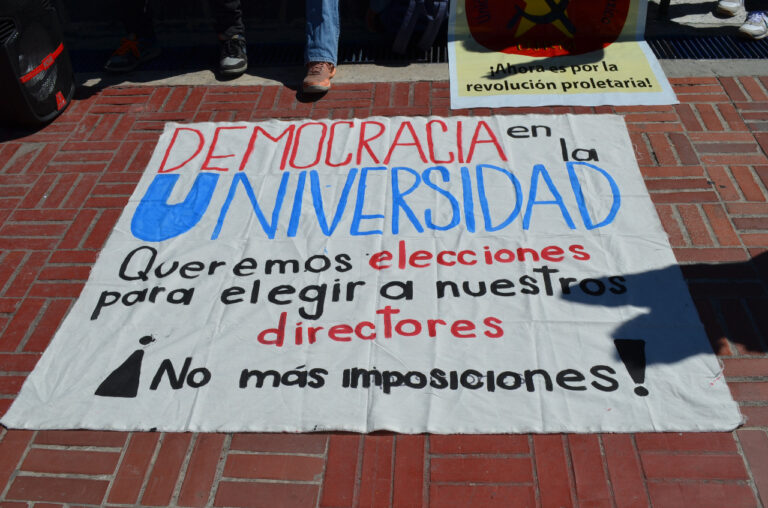 Profesores de los cinco CCH se manifestaron en Rectoría para exigir democracia en la UNAM