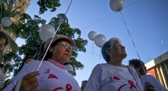 Mujeres deben autoexplorar mamas desde los 18 años: IMSS