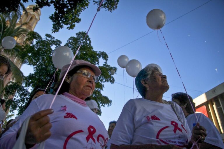 Mujeres manifestándose por el cáncer de mamas