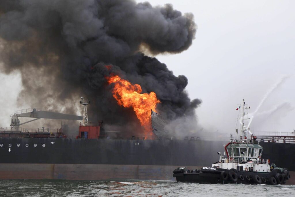 Un barco se quema en alta mar generando gases de efecto invernadero