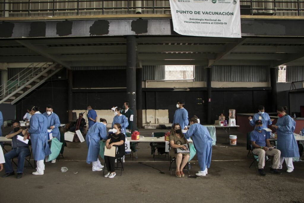 Trabajadores de la salud ponen vacunas como parte de la Estrategia Global de Vacunación de la ONU