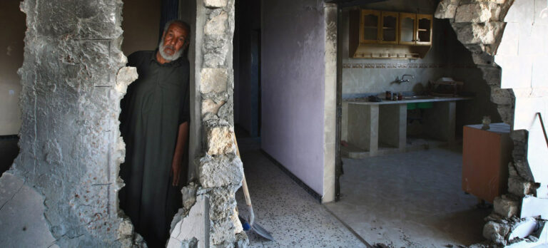 Condiciones inhumanas en las prisiones, cárceles clandestinas, ejecuciones extrajudiciales de mujeres, fosas clandestinas y combatientes mercenarios forman parte de los crímenes de guerra documentados en Libia. Foto: Misión de Apoyo de las Naciones Unidas en Libia.