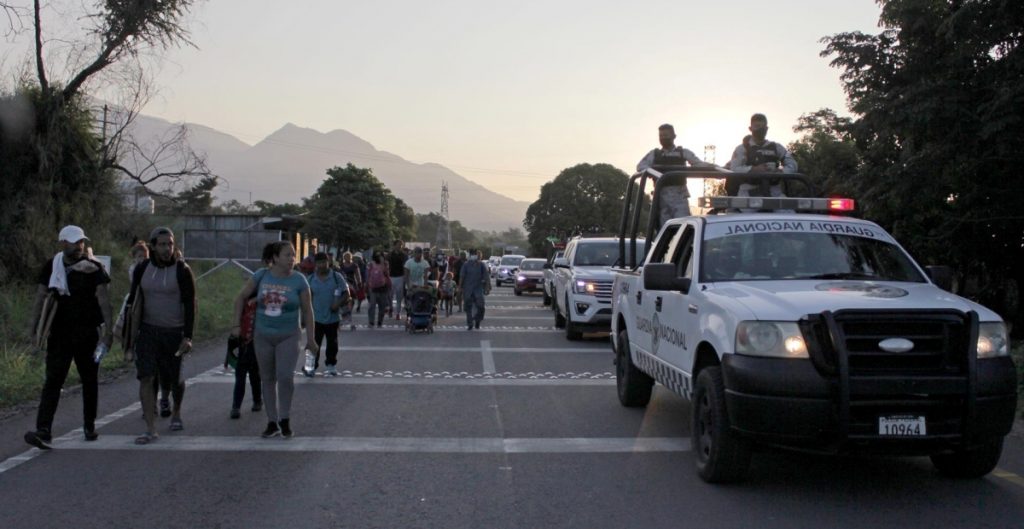 Caravana de migrantes vigilados por la guardia nacional