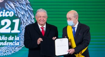 AMLO entrega Orden del Águila Azteca al canciller francés, Jean-Yves Le Drian