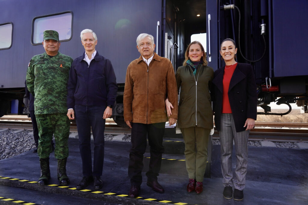 El presidente de México Andrés Manuel López Obrador, junto a su esposa, Claudia Sheinbaum, Alfredo Del Mazo y Luis Cresencio Sandoval en el aeropuerto Felipe Ángeles