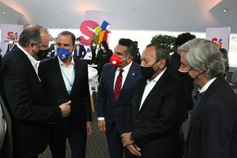 Gustavo de Hoyos, presidente de la Coparmex; Marko Cortés, líder del PAN; Alejando Moreno, líder del PRI; Jesús Zambrano, líder del PRD, y Claudio X. González Guajardo, al término de la convención de la iniciativa, Sí por México en el Hotel Royal Pedregal