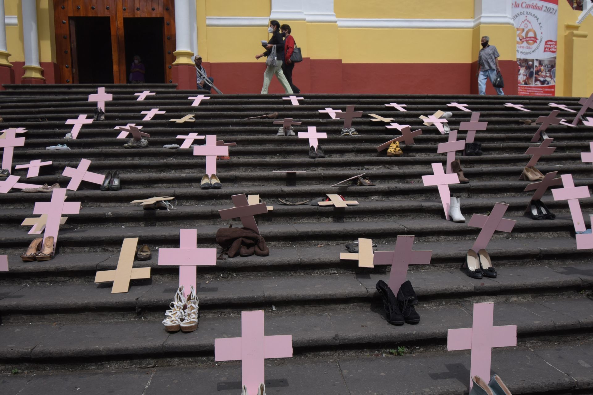 Cruces rosas en memoria de mujeres y niñas asesinadas