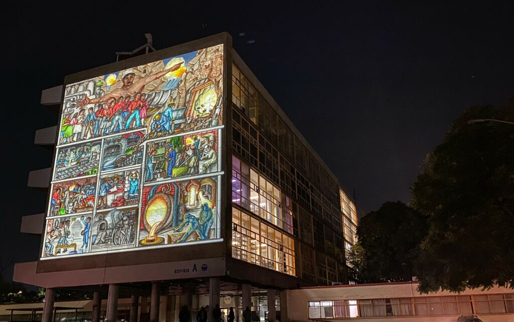 Imagen nocturna de un edifico de la Universidad Nacional Autonoma de Mexico (UNAM)