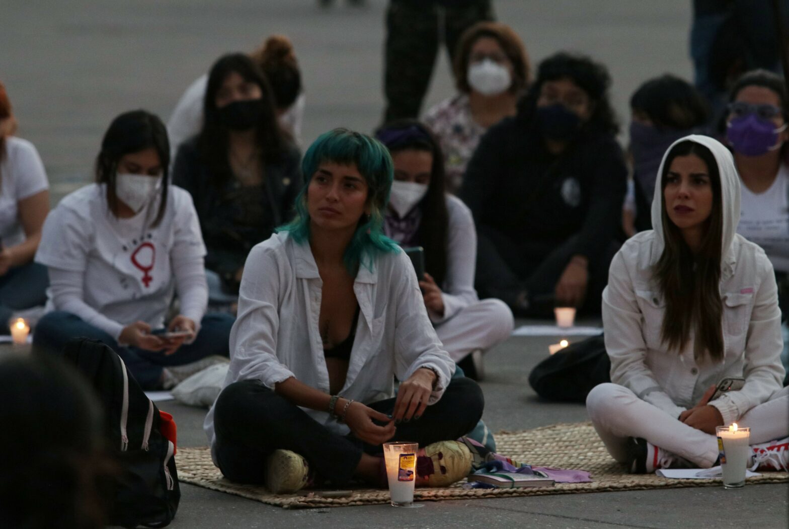 Mujeres sentadas vestida participan en un ritual espirituals de blanco