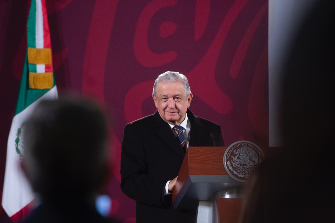 AMLO se somete revisión de rutina en hospital de Sedena