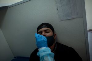 Personal sanitario realiza prueba para detectar Covid-19