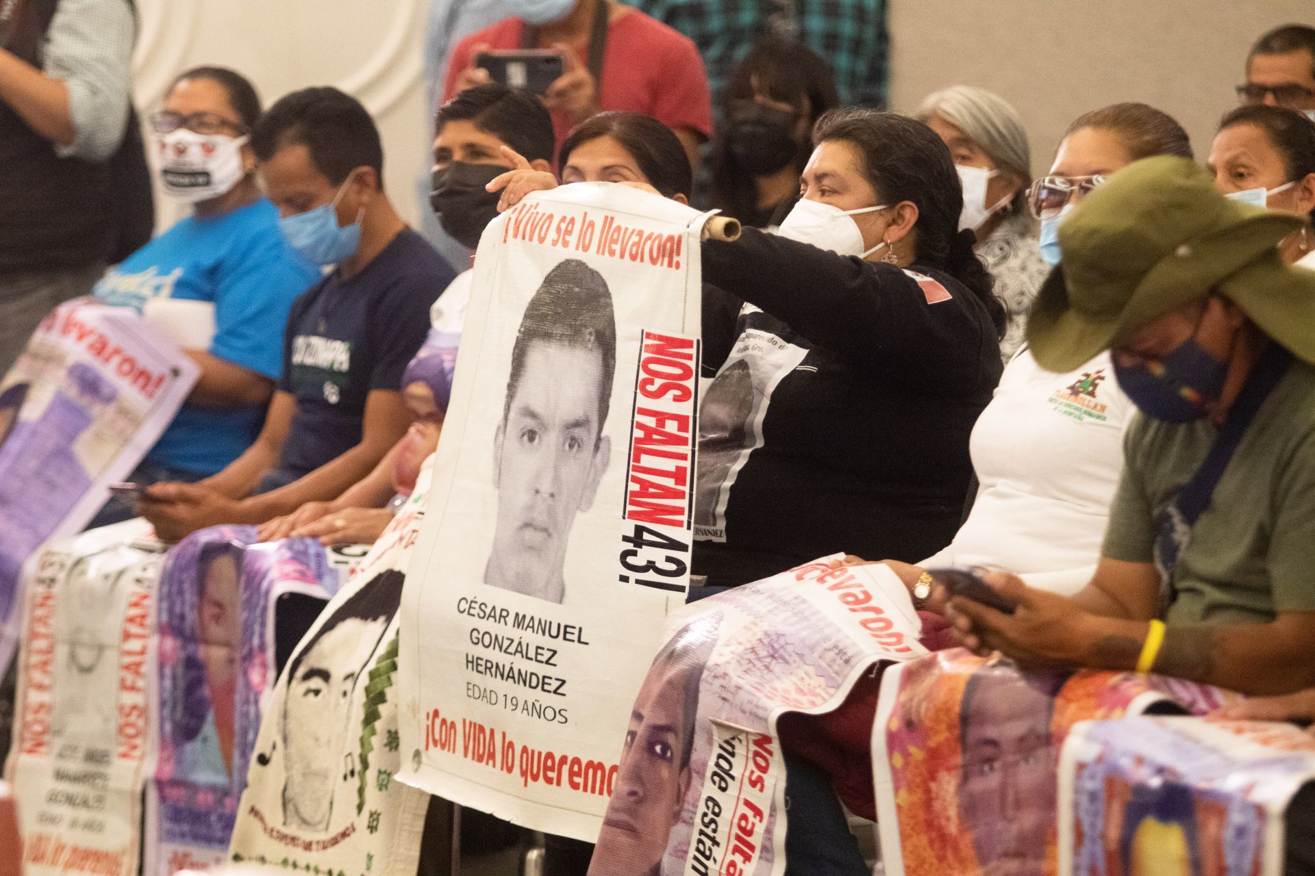 Los padres y madres de los 43 de Ayotzinapa solicitaron que quienes cuenten con información, acudan con las autoridades correspondientes