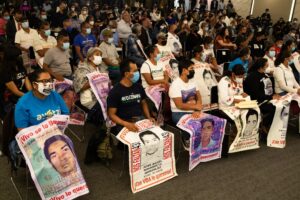 Padres y madres de los 43 de Ayotzinapa rechazarán informe de FGR sobre restos