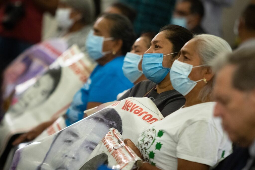 El presidente López Obrador leyó la carta a padres de los 43 normalistas. "Nunca dejaremos de buscar a los jóvenes", dijo.