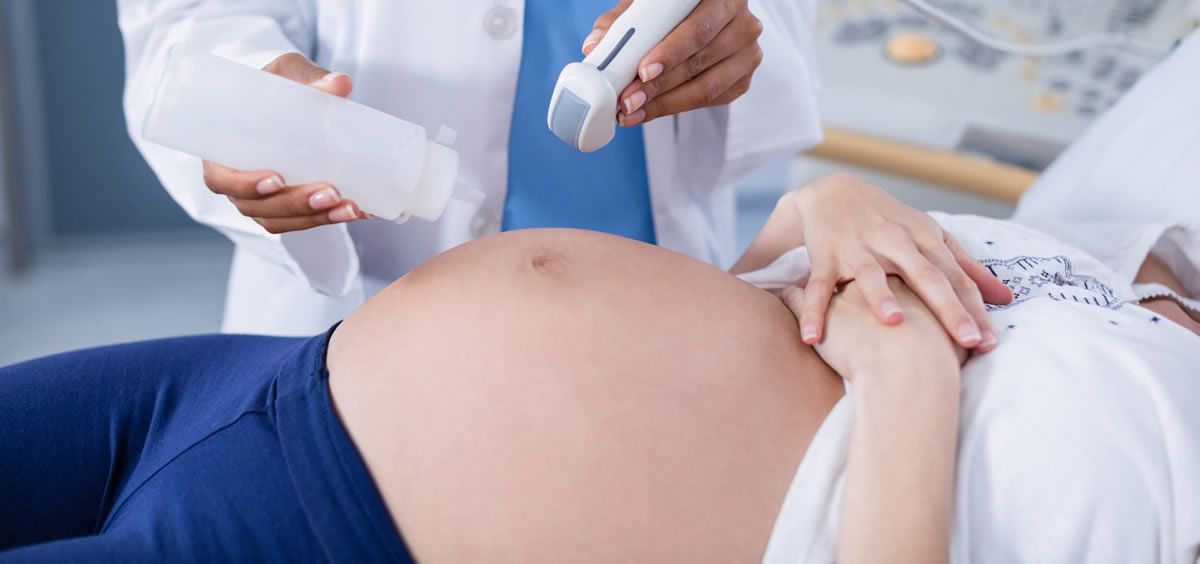 Mujer en revisión médica durante su embarazo