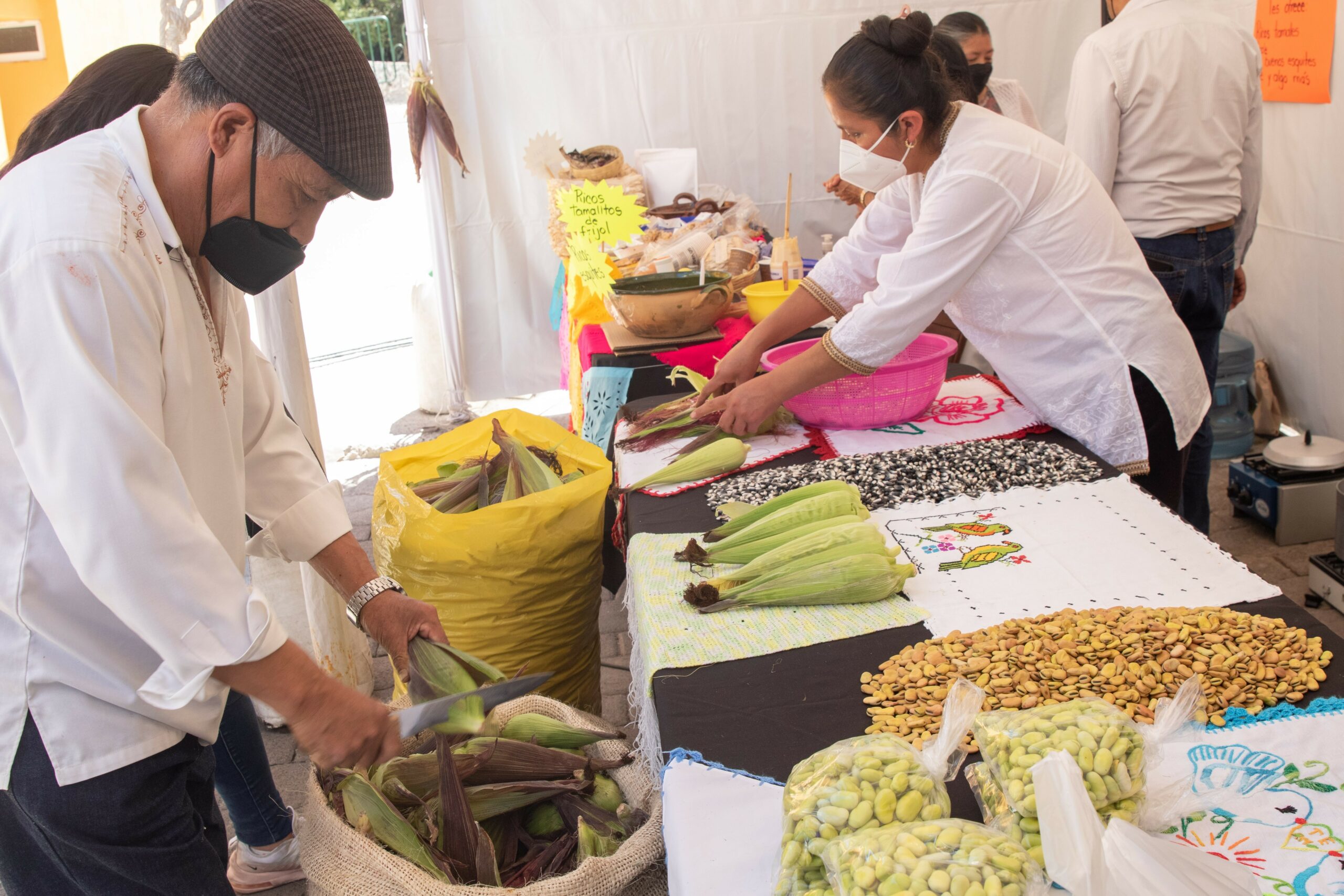 Productores agrícolas de la capital y Tlaxcala ofrecieron muchos de sus productos hechos a base de maíz en el Cencalli "La Casa del Maíz y Cultura Alimentaria".