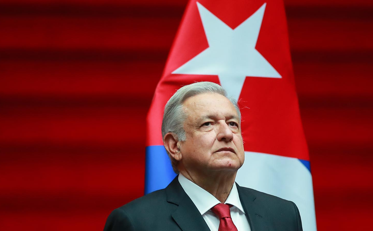 El presidente andres manuel lopez obrador frente a la bandera de cuba
