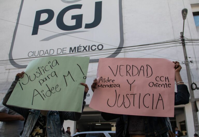 Carteles exigiendo justicia en casos de feminicidio