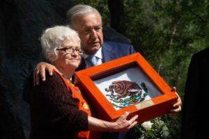 Viuda del luchador social Arnoldo Martínez junto al presidente López Obrador