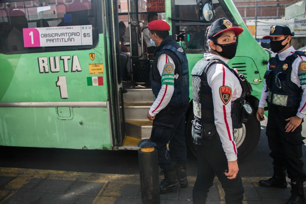 Operativo en rutas de transporte concesionado realizado por policías de la CDMX