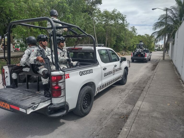 elementos de la Guardia Nacional se transportan en una camioneta durante las elecciones