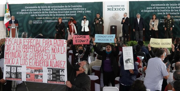 Familiares de guerrilleros desaparecidos entre 1965 y 1990 protestaron para exigir justicia durante la Ceremonia de inicio de actividades de la Comisión para el acceso a la Verdad, el Esclarecimiento Histórico y el Impulso a la Justicia frente a políticos y cuerpos militares