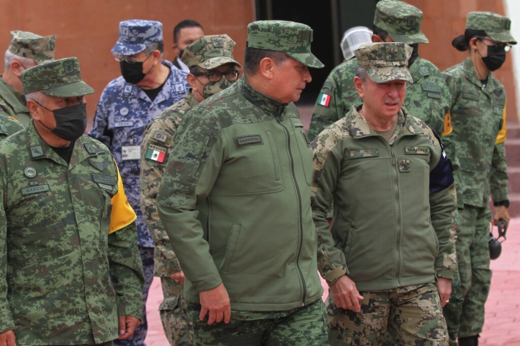 Militares y marinos junto a Luis Cresensio Sandoval y Rafael Ojeda Dúran