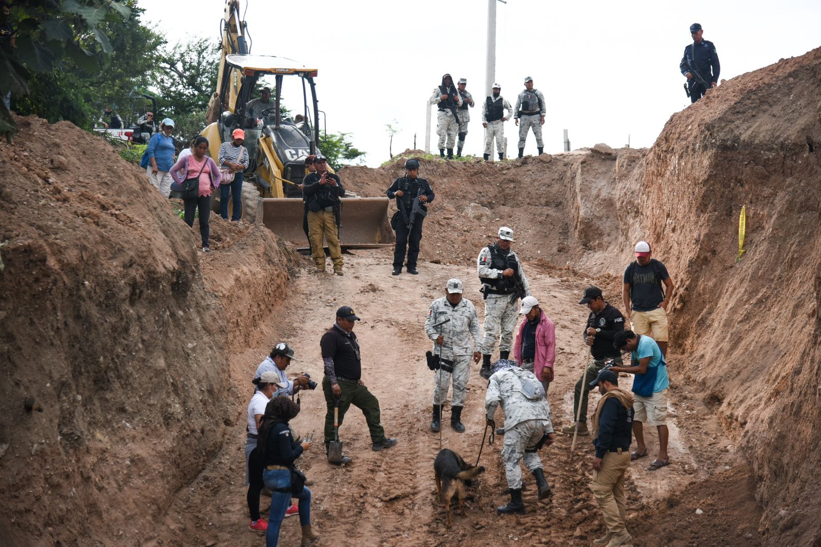 familiares de desaparecidos realizaron una jornada de búsqueda en los Tres Postes, a un lado de la carretera Tlapa-Metlatónoc, Guerrero, en la zona conocida como “tiradero de cuerpos”