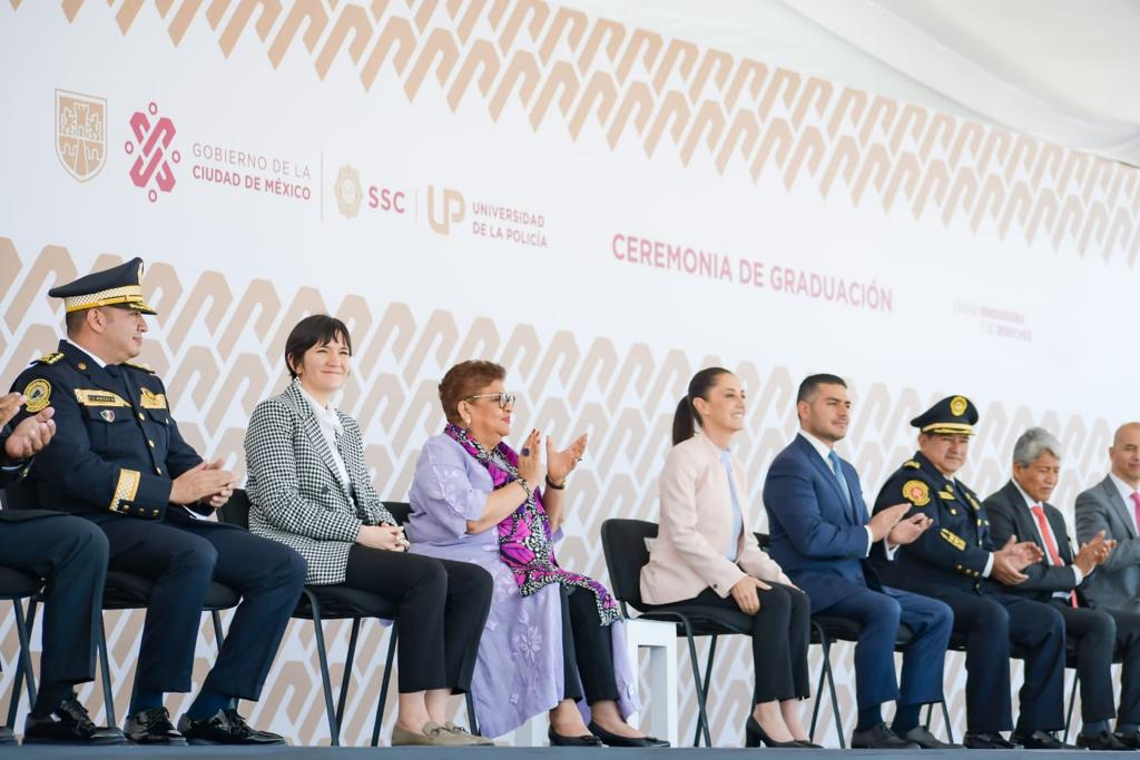 Funcionarios del gobierno de México en la graduación de la primera generación de policías penitenciarios de la Ciudad de México.