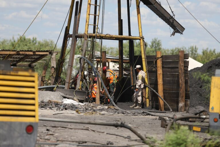 El operativo que se activó, para rescatar a los 10 mineros ya logró extraer 97% del agua en la mina siniestrada