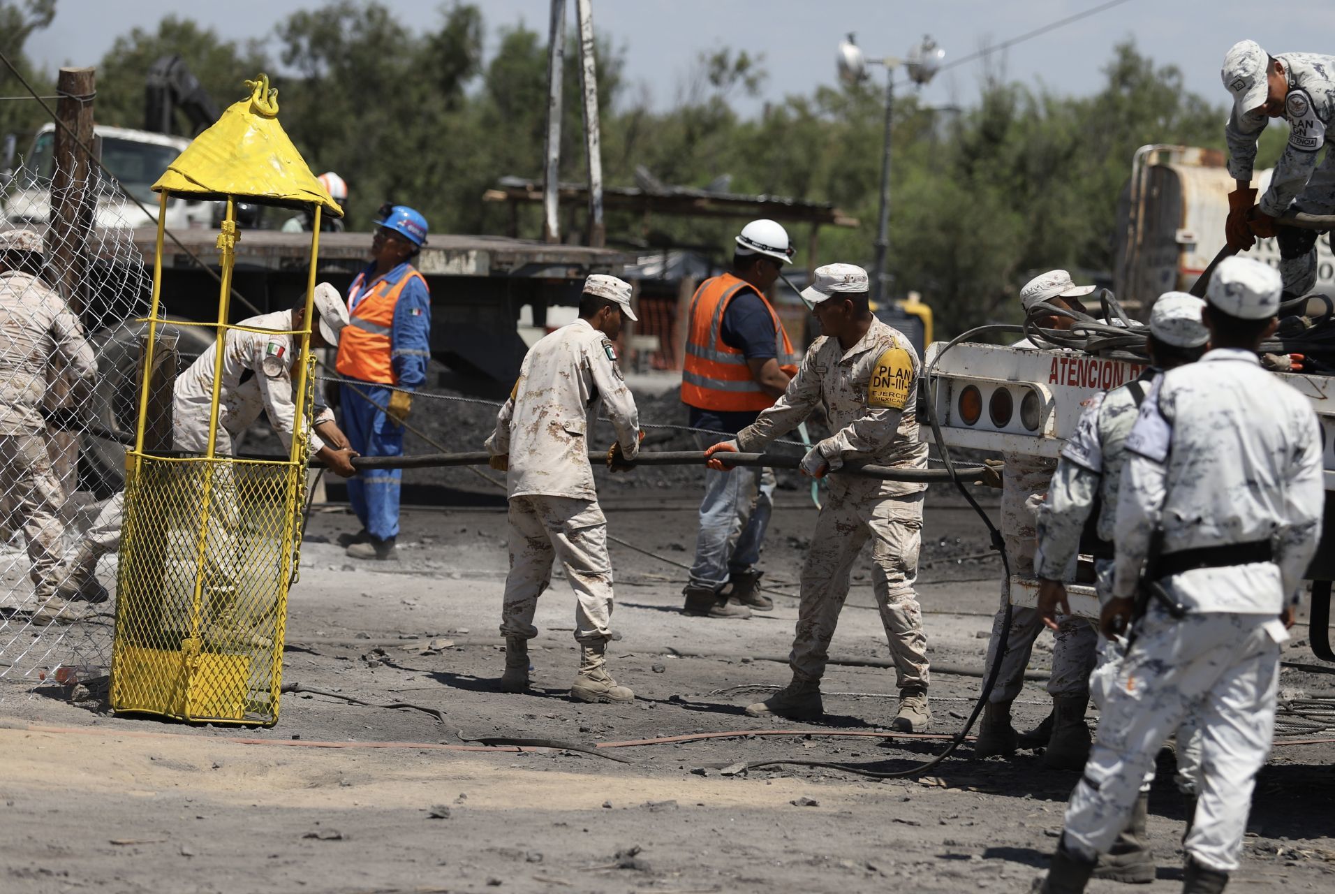 Lluvias y mina contigua frustran rescate de mineros en Sabinas, Coahuila