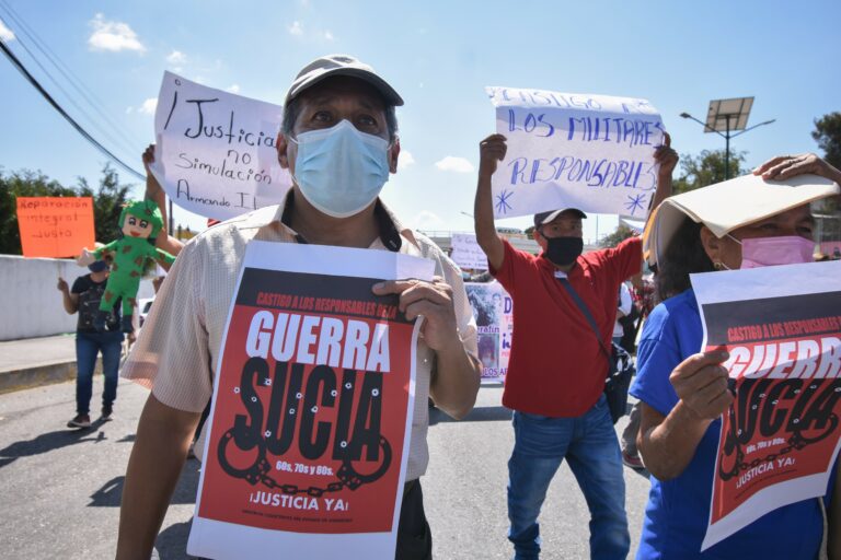 Manifestación por las desapariciones forzadas en México durante la guerra sucia