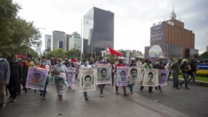 Alumnos de Ayotzinapa se manifiestan por la desaparicion de sus compañeros