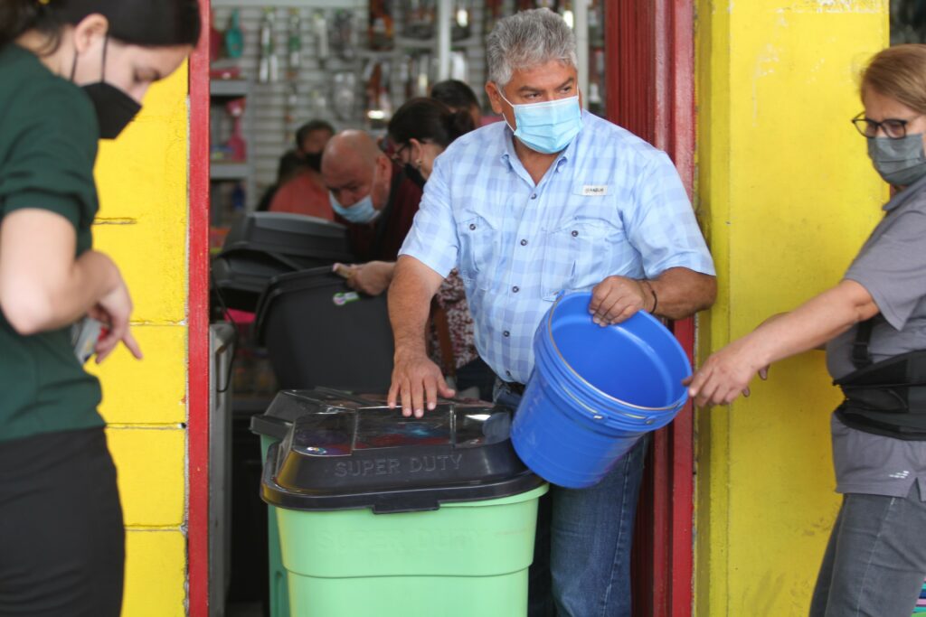 ciudadanos acarrean agua