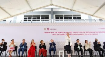 Graduada, primera generación del Instituto Rosario Castellanos