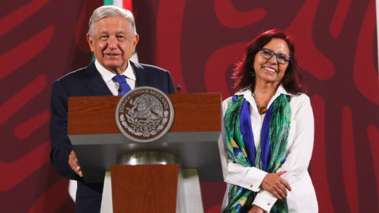 maestra Leticia Ramírez junto al presidente López Obrador
