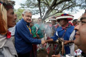 Presidente López Obrador con el pueblo Wixárica