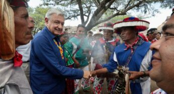 Pueblo Wixárica entrega a AMLO decreto para proteger sitios sagrados