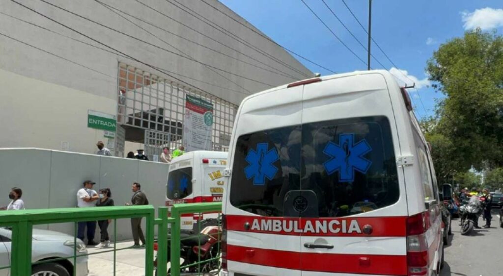 ambulancias afuera del hospital 1 del IMSS