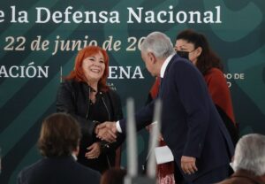 Rosario Piedra Ibarra, presidenta de la CNDH dando la mano al presidente López Obrador