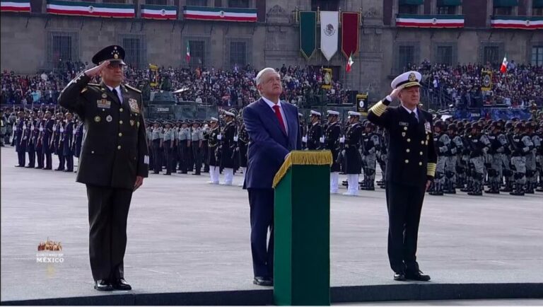 el presidente Andrés Manuel López Obrador encabezó el izamiento de bandera en memoria de las víctimas de los sismos de 1985 y 2017.