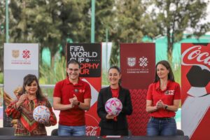 En Iztapalapa exhibirán la Copa del Mundial de Futbol de Qatar 2022, En la foto Clara Brugada, Claudia Sheinbaum Pardo y Sergio Londoño