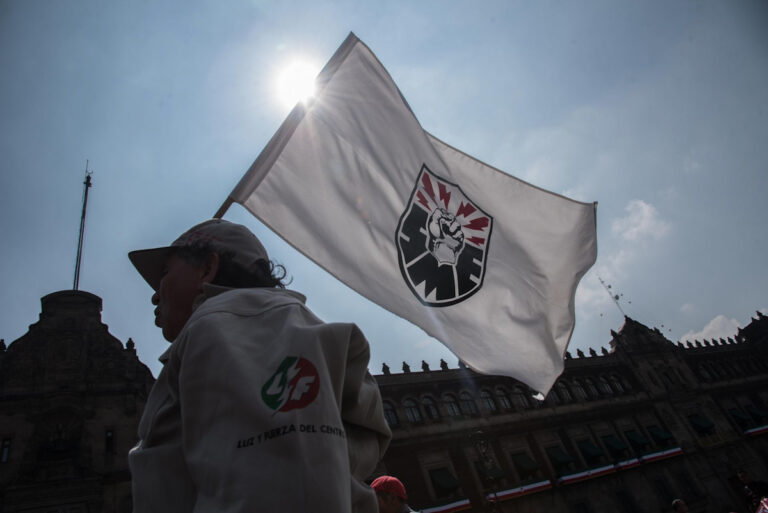 bandera con el simbolo de Luz y Fuerza del Centro