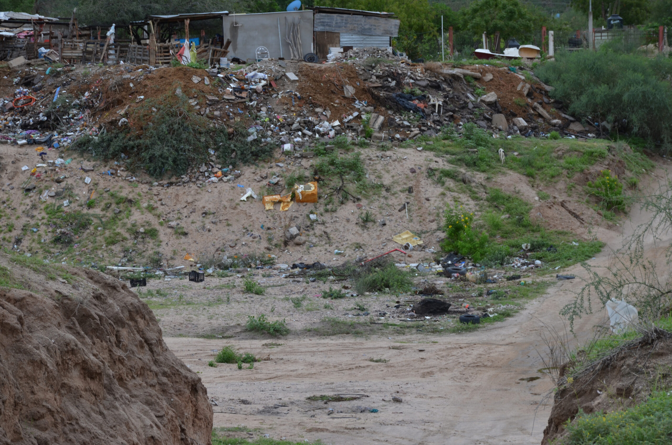 Asentamiento en la orilla del Arroyo El Cajoncito y tiradero de basura | Foto: Roberto Galindo