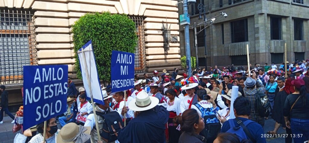 “Es un honor estar con Obrador”, corearon miles de personas este 27 de noviembre durante la megamarcha convocada por el presidente de la República,