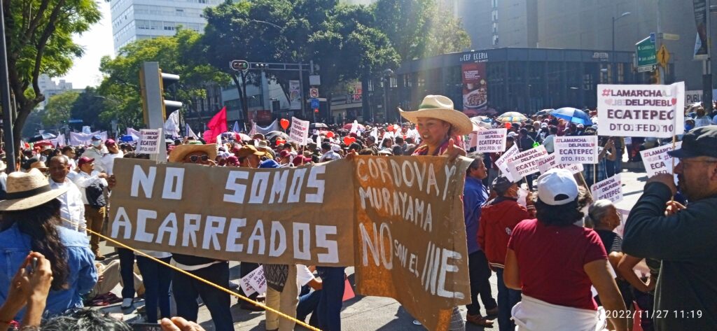 “Es un honor estar con Obrador”, corearon miles de personas este 27 de noviembre durante la megamarcha convocada por el presidente de la República,